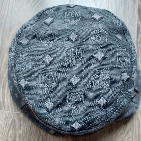 MCM visestos bucket hat Grey outside with green piping + inner lining. - Picture 11 of 16